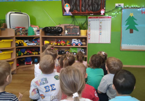 Dzieci oglądają film o pracy górnika