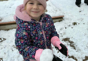 Dziewczynka pokazuje śnieżkę