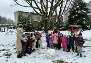 Dzieci z grupy II z bałwanem