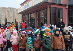Dzieci przed teatrem