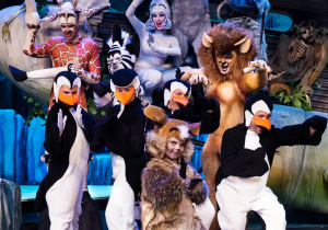 Aktorzy teatru na scenie