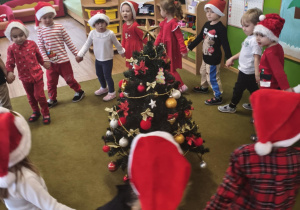 Dzieci z grupy I tańczą wokół choinki