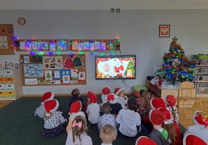 Dzieci z grupy III oglądają film o św. Mikołaju