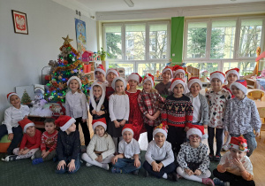 Dzieci z grupy III przy choince