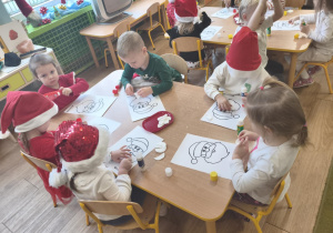 Dzieci z grupy I wykonują Mikołaje