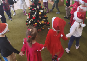Dzieci z grupy I tańczą wokół choinki