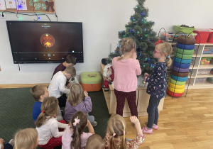 Dzieci z grupy III ubierają choinkę