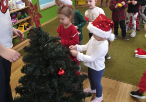 Dzieci z grupy I ubierają choinkę