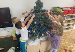 Dzieci z grupy III ubierają choinkę