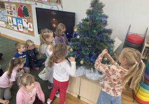 Dzieci z grupy III ubierają choinkę