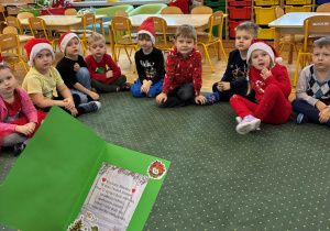 Dzieci z grupy II słuchają życzeń imieninowych