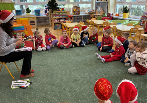 Dzieci z grupy II słuchają życzeń imieninowych