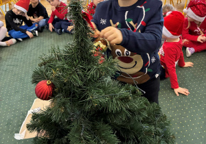Dzieci z grupy II ubierają choinkę