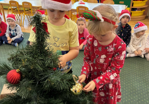 Dzieci z grupy II ubierają choinkę