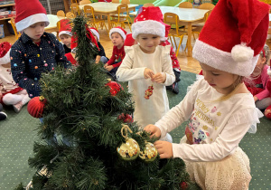 Dzieci z grupy II ubierają choinkę
