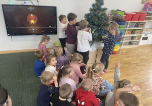 Dzieci z grupy III ubierają choinkę