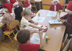 Dzieci z grupy I wykonują pracę plastyczną