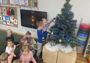 Dzieci z grupy III ubierają choinkę
