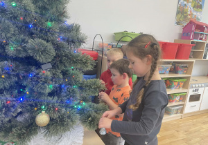 Dzieci z grupy III ubierają choinkę