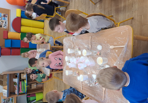 Dzieci podczas wykonywania świec