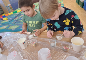 Dzieci podczas wykonywania świec