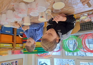 Dzieci podczas wykonywania świec