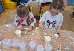 Dzieci podczas wykonywania świec