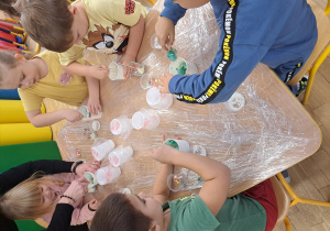 Dzieci podczas wykonywania świec