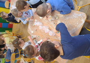 Dzieci podczas wykonywania świec