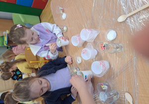 Dzieci podczas wykonywania świec