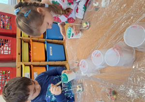 Dzieci podczas wykonywania świec