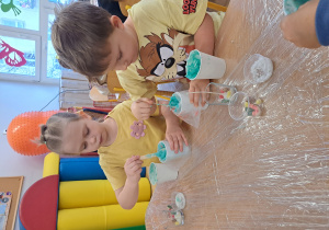 Dzieci podczas wykonywania świec