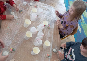 Dzieci podczas wykonywania świec