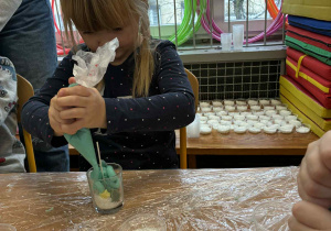 Dzieci podczas wykonywania świec