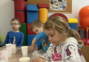 Dzieci podczas wykonywania świec