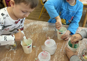 Dzieci podczas wykonywania świec