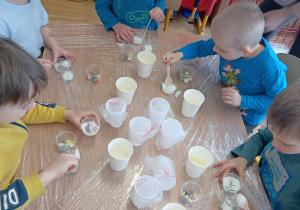 Dzieci podczas wykonywania świec