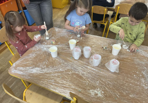 Dzieci podczas wykonywania świec