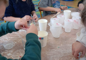 Dzieci podczas wykonywania świec