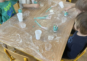 Dzieci podczas wykonywania świec