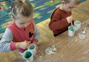 Dzieci podczas wykonywania świec