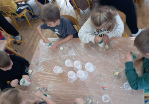 Dzieci podczas wykonywania świec