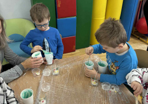 Dzieci podczas wykonywania świec