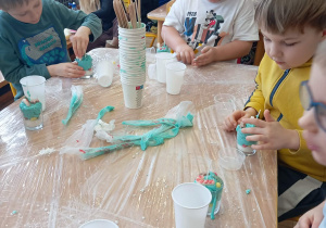 Dzieci podczas wykonywania świec