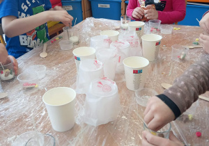 Dzieci podczas wykonywania świec