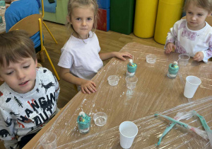 Dzieci podczas wykonywania świec