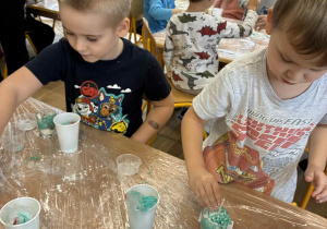 Dzieci podczas wykonywania świec