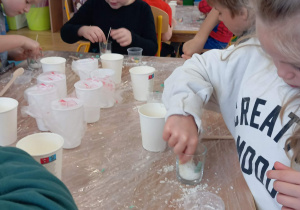 Dzieci podczas wykonywania świec