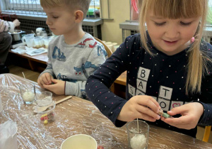 Dzieci podczas wykonywania świec