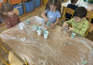 Dzieci podczas wykonywania świec